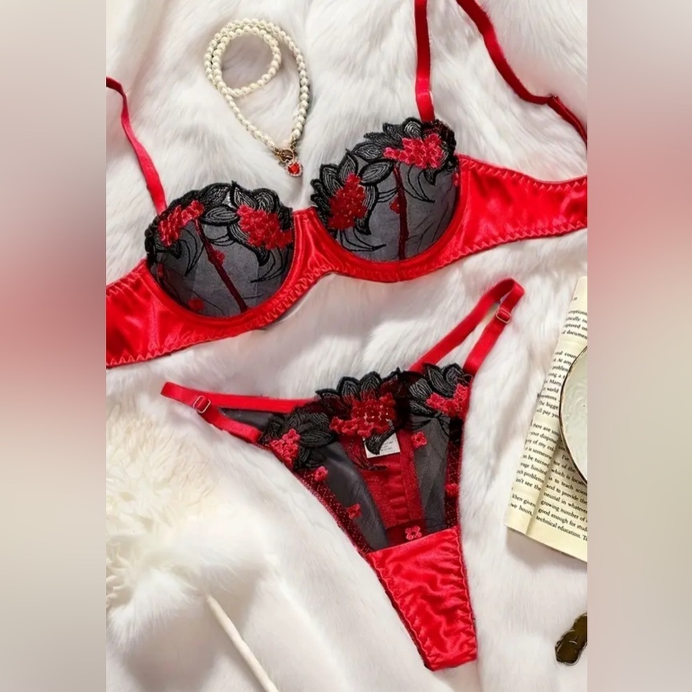 Brand new sexy women’s lingerie set underwire bra and thong, red and black​​